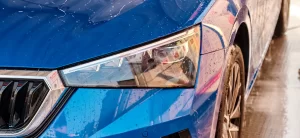 汽车深蓝色车漆：重新喷漆或修复前你需要了解的事项