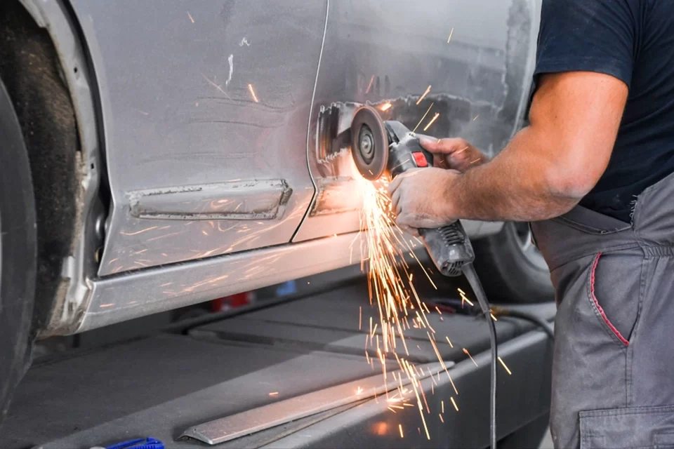 Auto Body Repair ویژگیهای بهترین مراکز تعمیر و صافکاری خودرو در خیابان Yonge ریچموند هیل