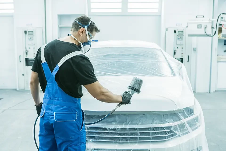 ارزیابی دقیق پیش از شروع صافکاری و نقاشی خودروهای لوکس