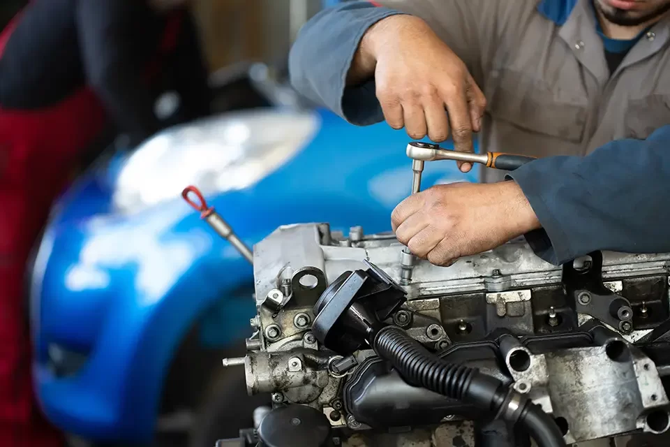 an-auto-mechanic-repairs-an-internal-combustion- چرا تنظیم موتور حرفهای برای خودرو ضروری است؟