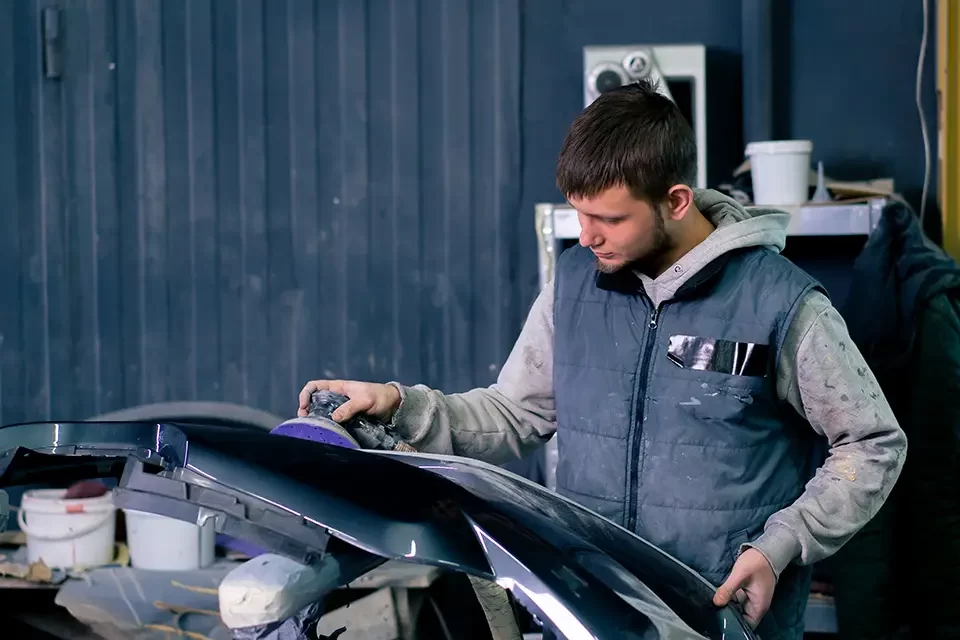 auto-mechanic-at-a-service-station-polishing چرا ریچموند هیل به مرکز برتر صافکاری و نقاشی خودرو تبدیل شده است