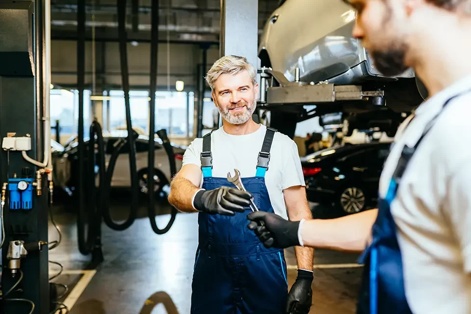 auto repair man خدمات ارائه شده در راهنمای جامع خدمات صافکاری و نقاشی خودرو در نزدیکی خیابان اکسفورد ریچموند هیل