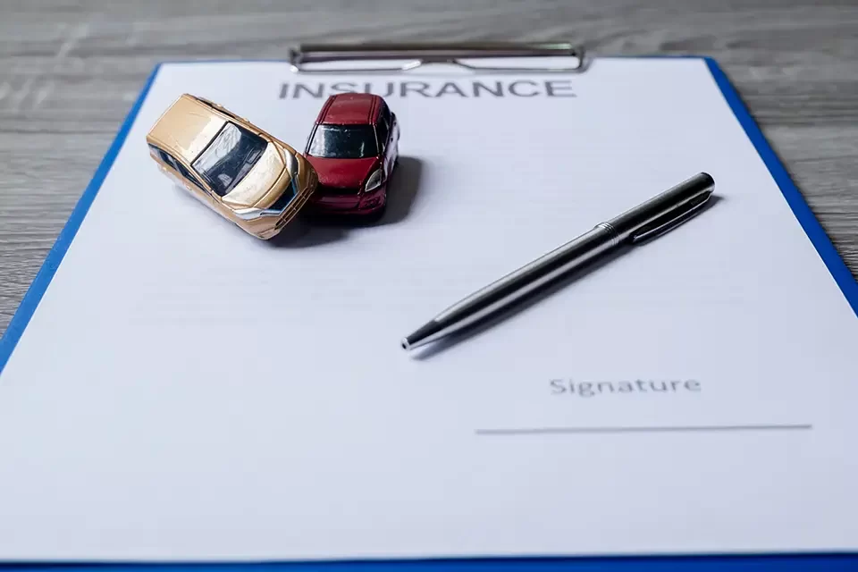 car-and-pen-on-insurance-documents-car-insurance How Auto Stars Works with Desjardins Insurance