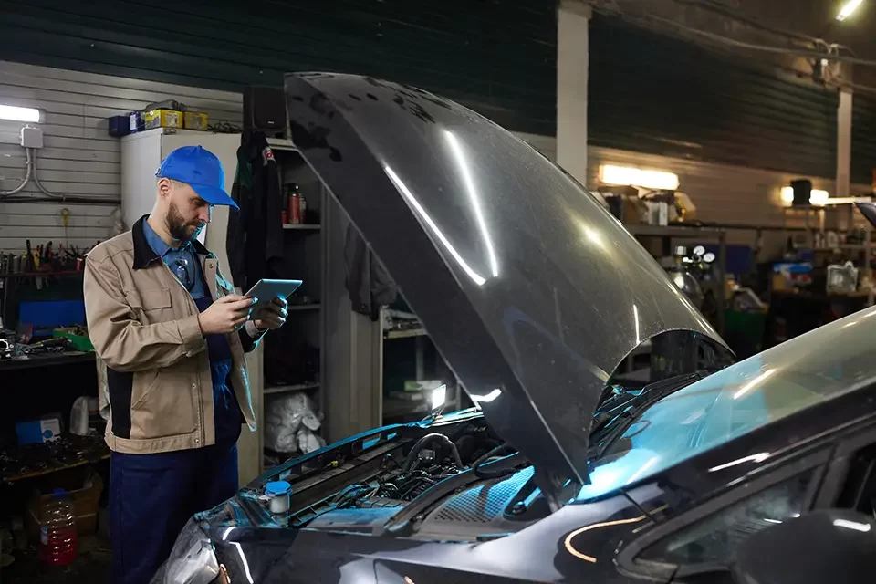 car body shop مزایای انتخاب اتواستار برای تعمیرات بدنه تسلا در ریچموند هیل