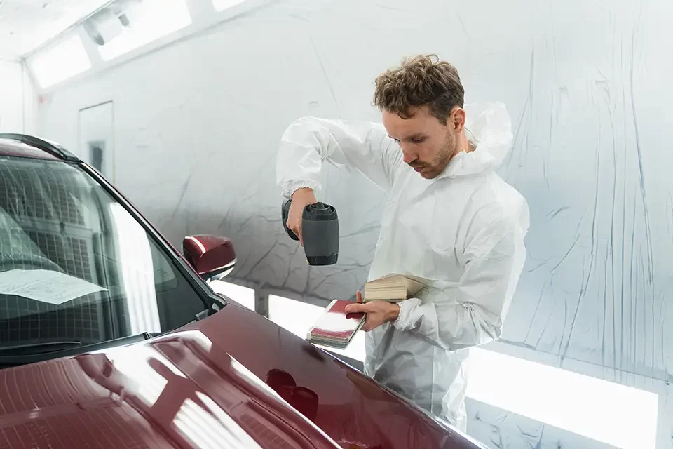 car-painter-man-determines-the-correct-tone Best Car Scratch Repair Techniques