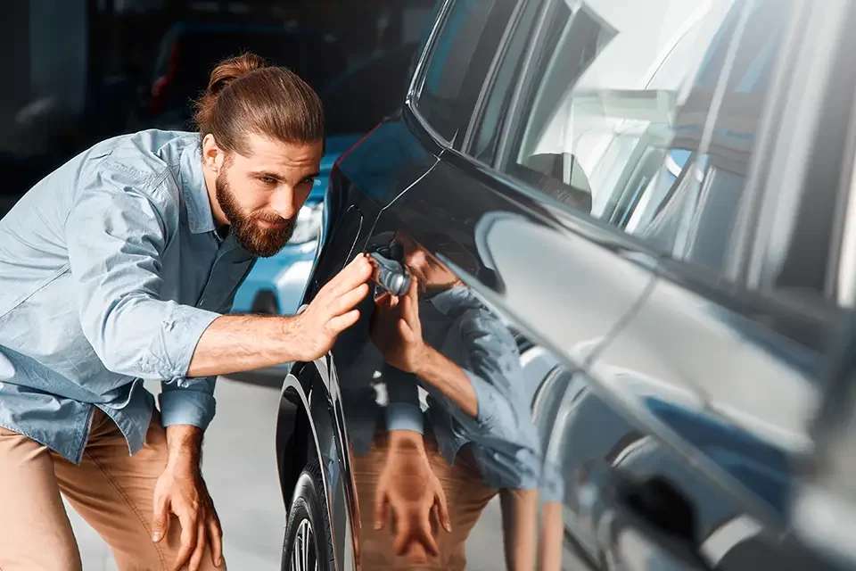 car-showroom-buying-renting-a-car معیارهای مشتریان برای انتخاب بهترین مراکز تعمیرات خودرو در خیابان یانگ