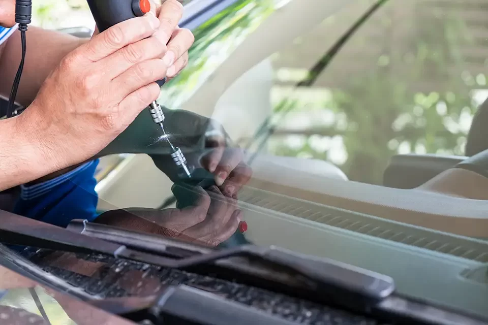 glazier-using-tools-repairing-to-fix-crack How to Choose the Right Glass Repair Near You