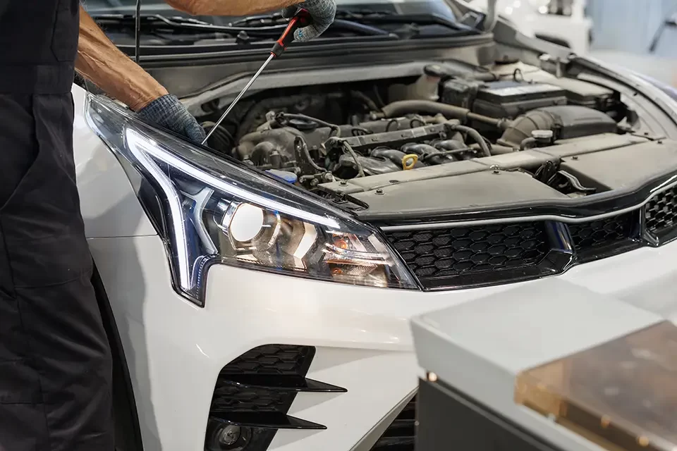 headlight-adjustment-in-the-car-by-an-authorized خدمات ترمیم خراشها و آسیبهای بدنه خودرو در ریچموند هیل