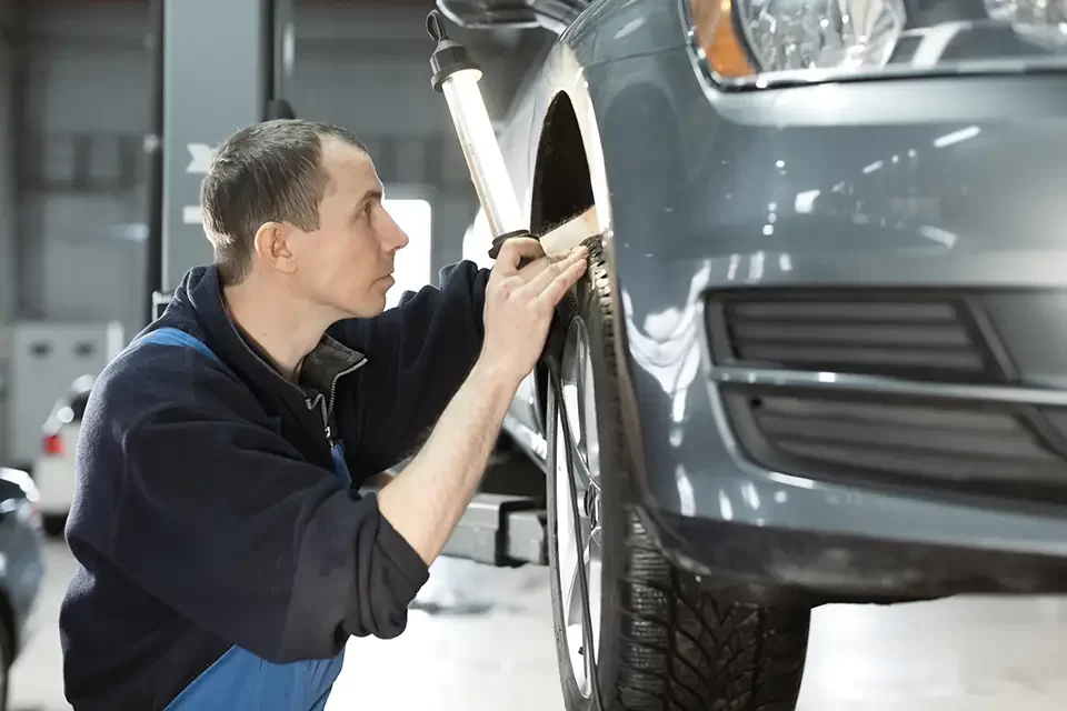 mechanic-checks-the-suspension-car-repair-and-main روش جدید صافکاری ماشین چگونه کار میکند؟