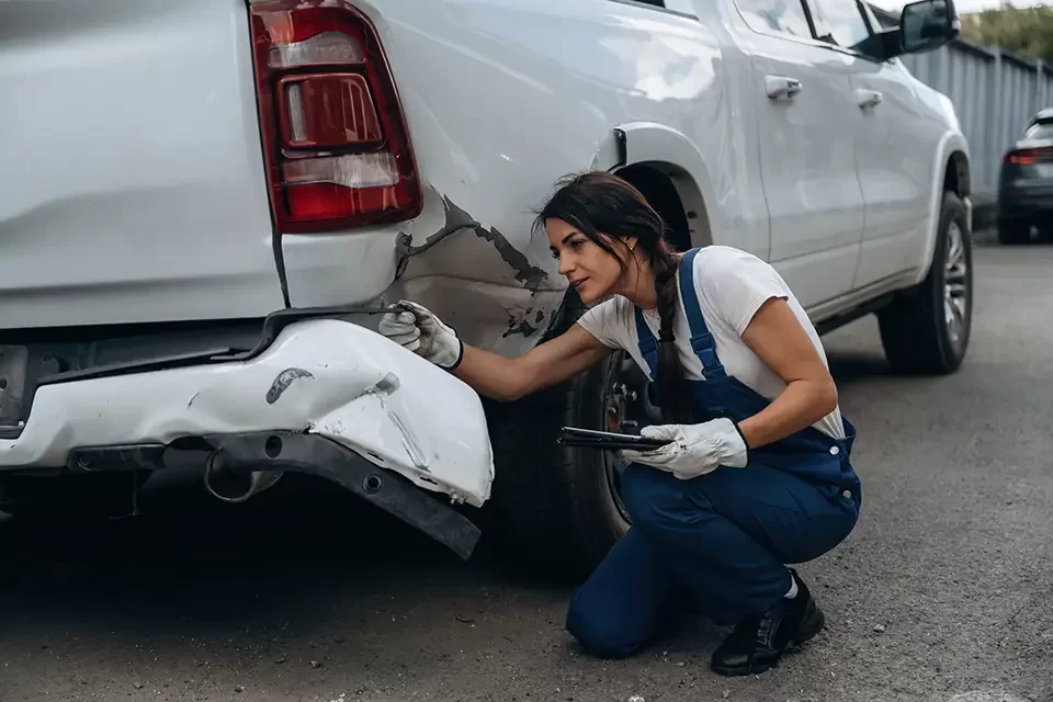 بعد از تصادف خودرو چه کنیم؟ اقدامات فوری در صحنه تصادف
