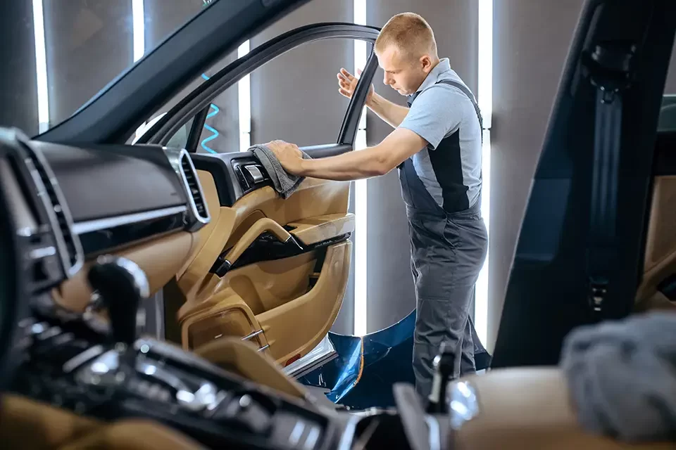 چه کسانی بیشتر از مزایای دیتیلینگ حرفه‌ای خودرو سود می‌برند؟